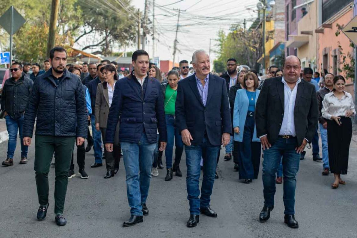 Enrique Vega encabezó desfile conmemorativo