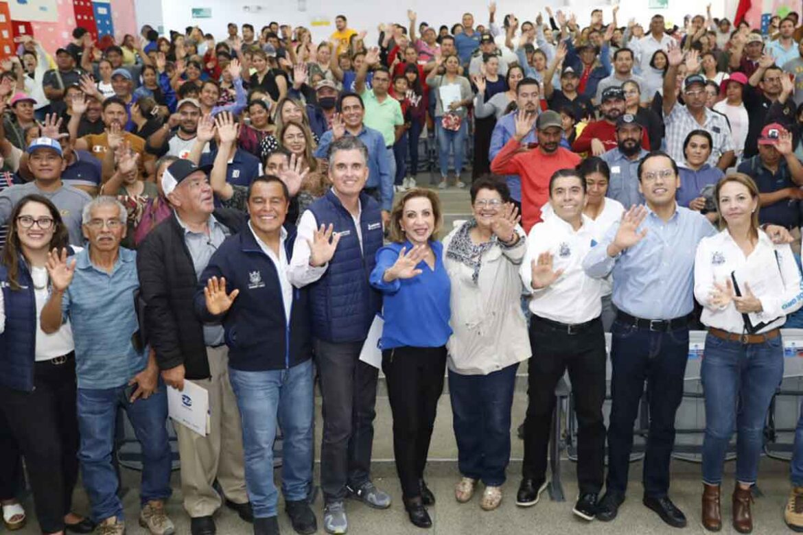 Josué Guerrero entrega contratos de agua en Corregidora