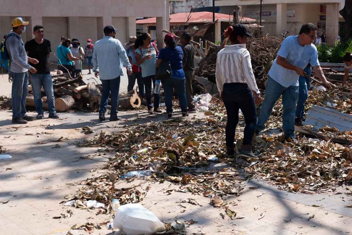 En Acapulco, negocios luchan tras paso de Otis