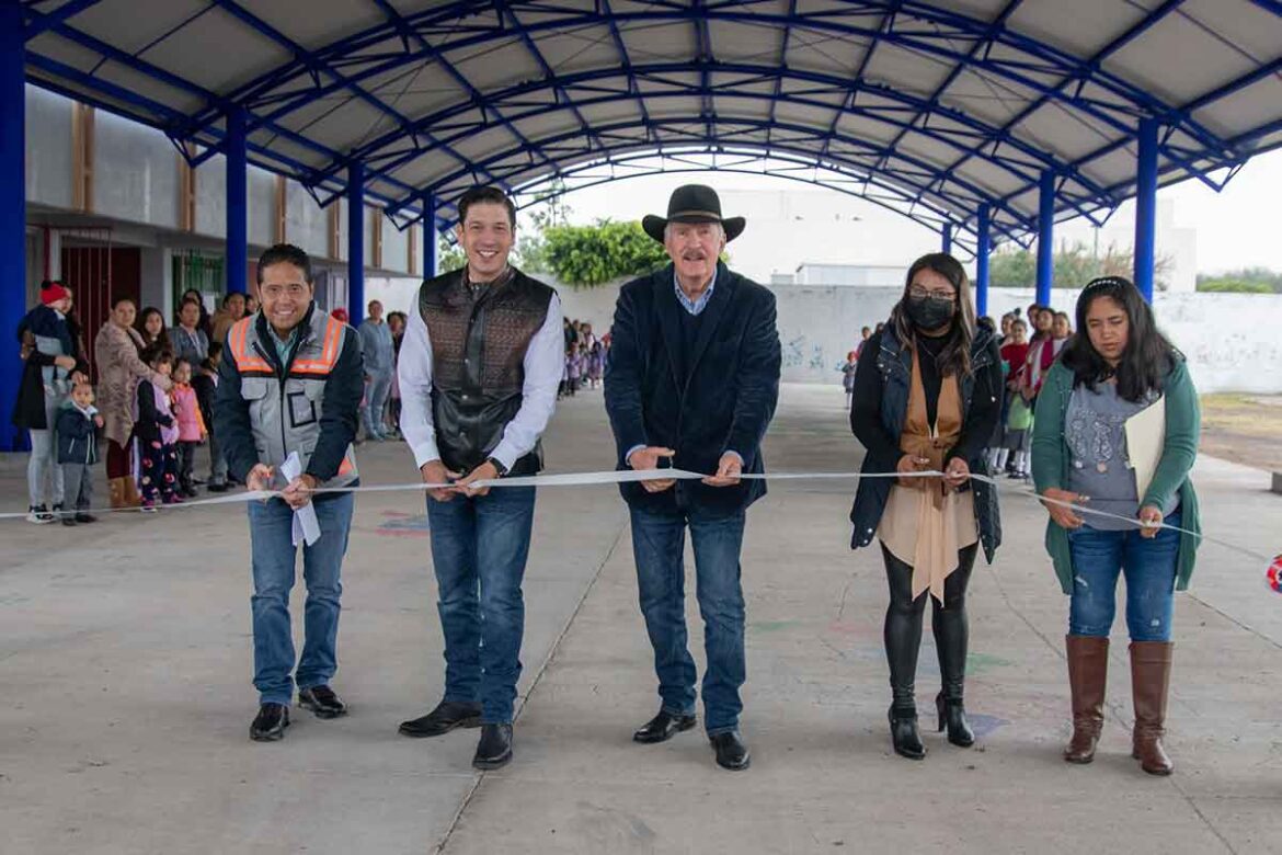 Enrique Vega entrega obras en El Marqués