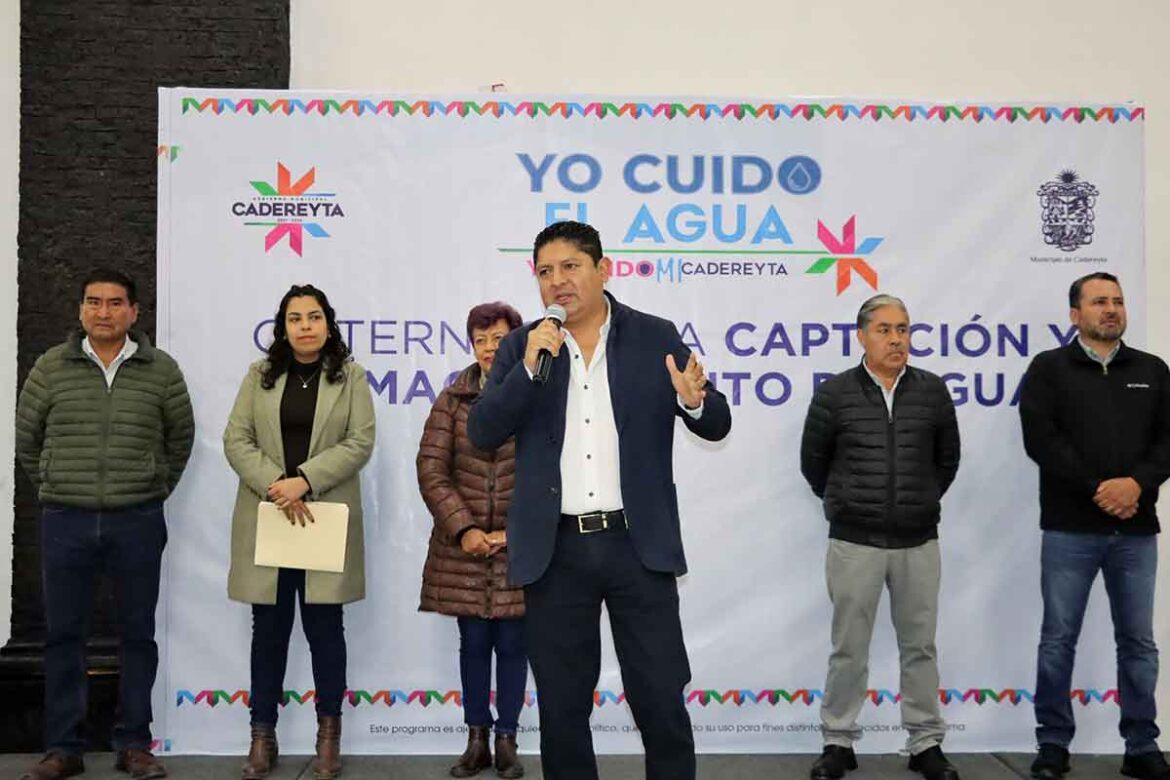 Entrega Miguel Martínez 400 cisternas a los habitantes del centro