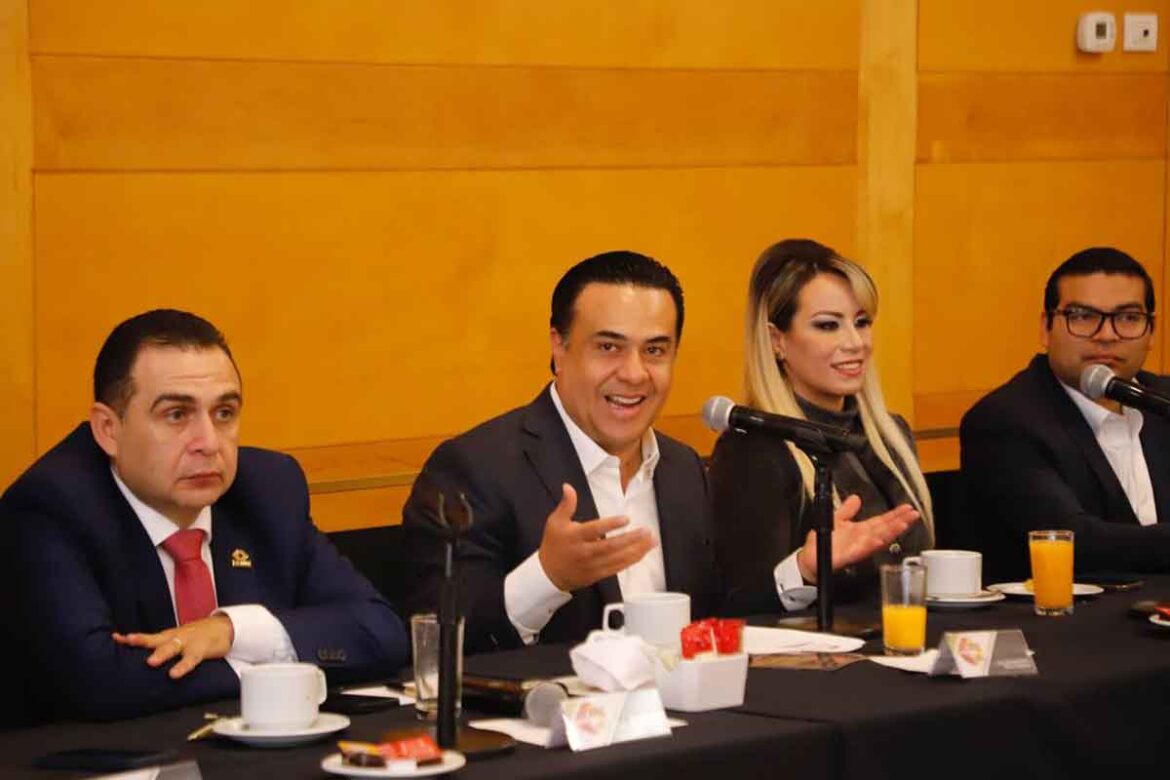 Fortalece Luis Nava colaboración con profesionistas