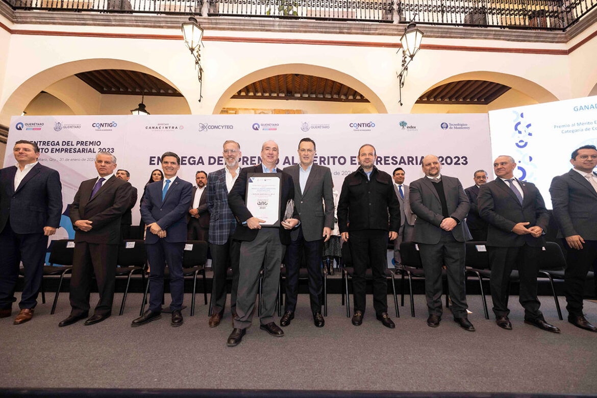 Kuri encabeza entrega del Premio al Mérito Empresarial 2023