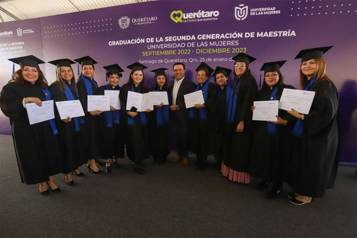 Luis Nava encabeza graduación en la Universidad de las Mujeres