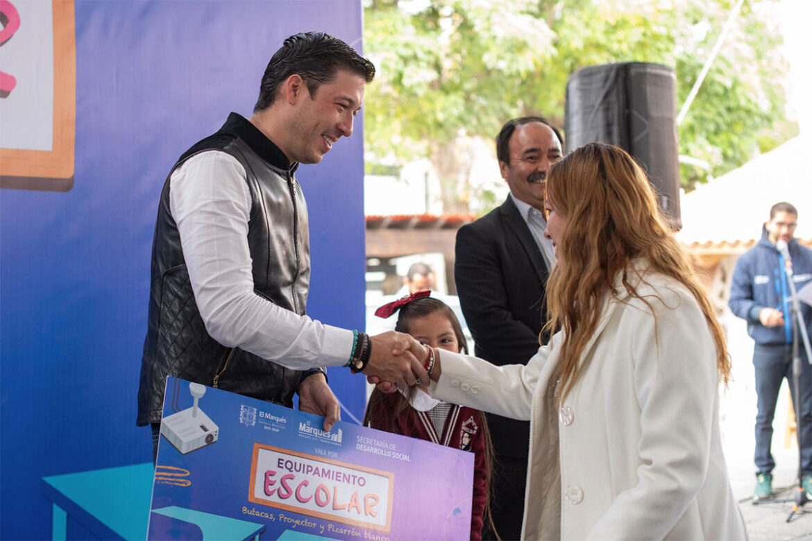 Rodrigo Monsalvo encabezó la entrega de 'Equipamiento Escolar'