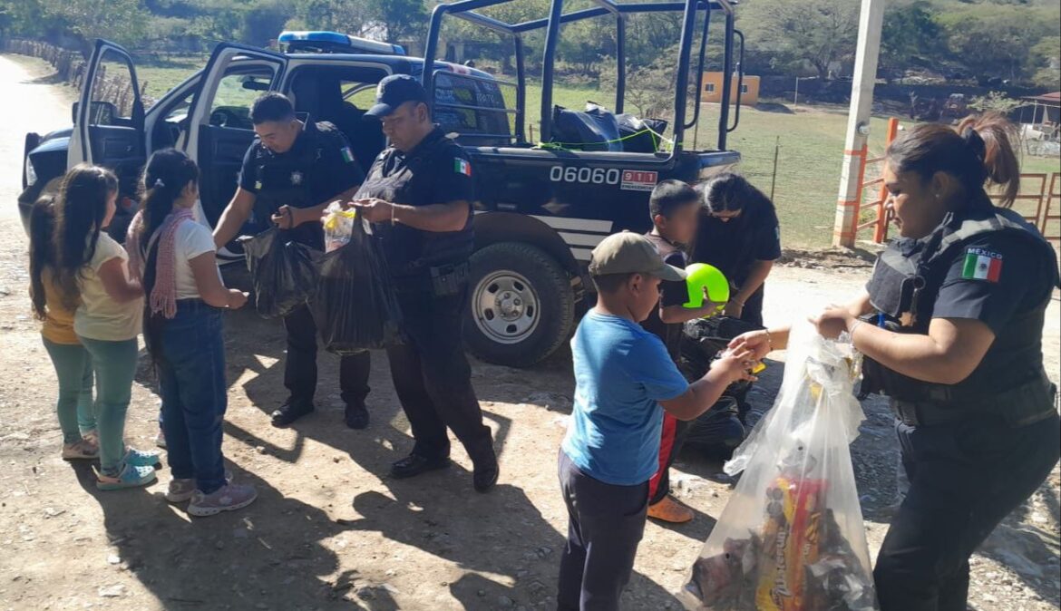 POES entregó dulces y juguetes a niños de Jalpan