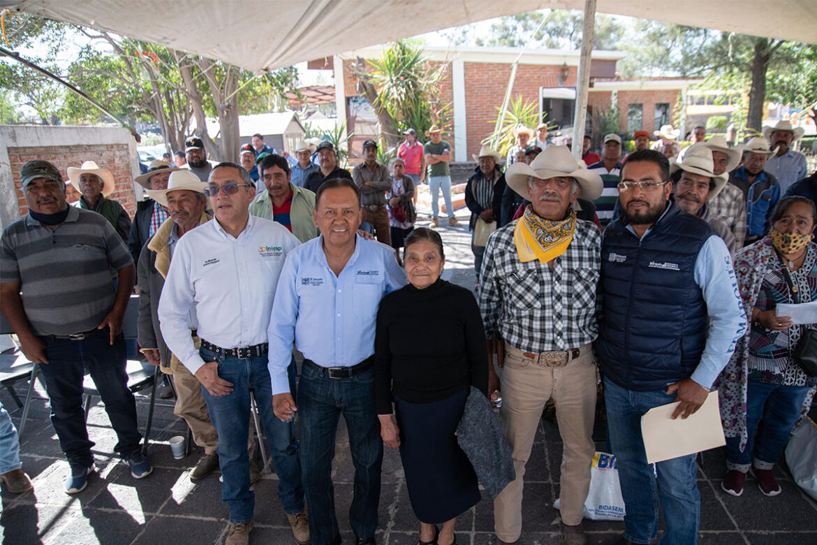 El Marqués entrega apoyos agrícolas a productores