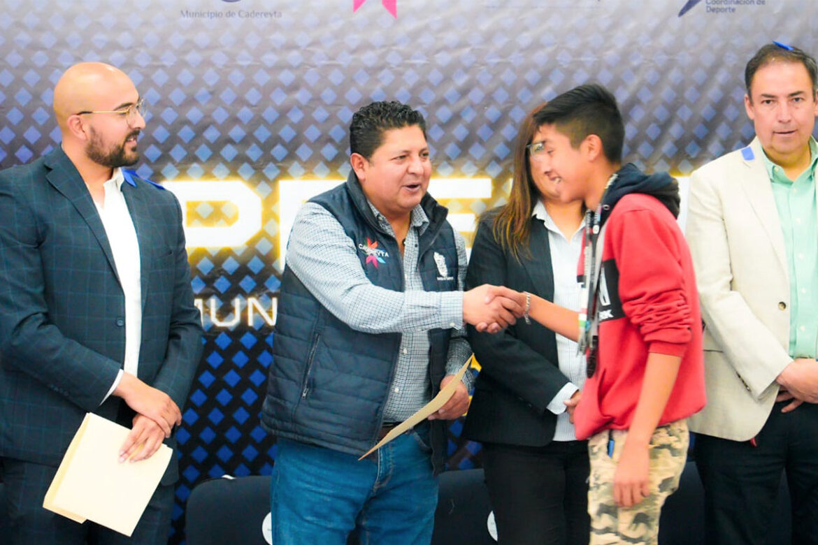 Entrega Miguel Martínez Premio al Deporte en Cadereyta