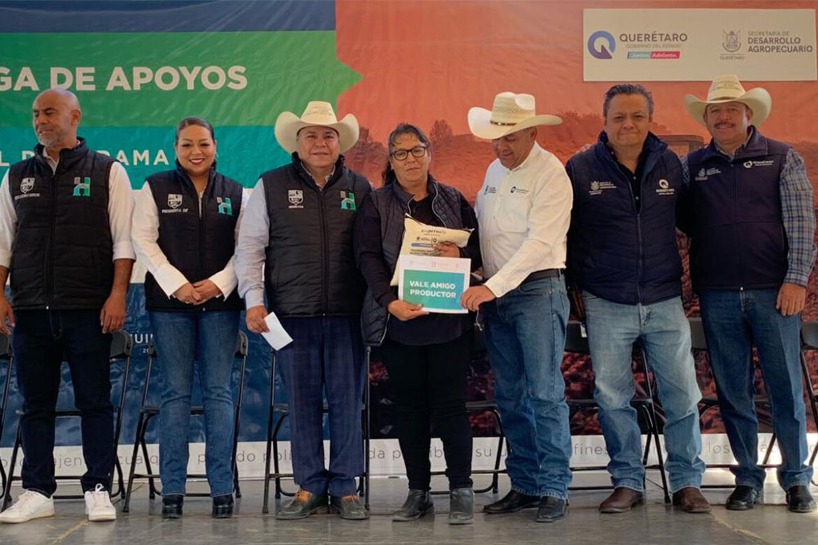 Juan Guzmán entrega apoyos al campo de Huimilpan