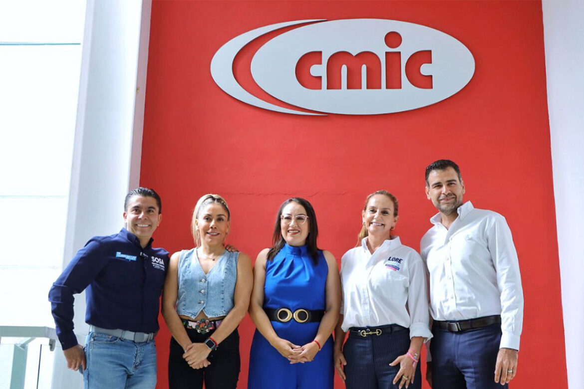Roberto Sosa participa en foro organizado por la CMIC