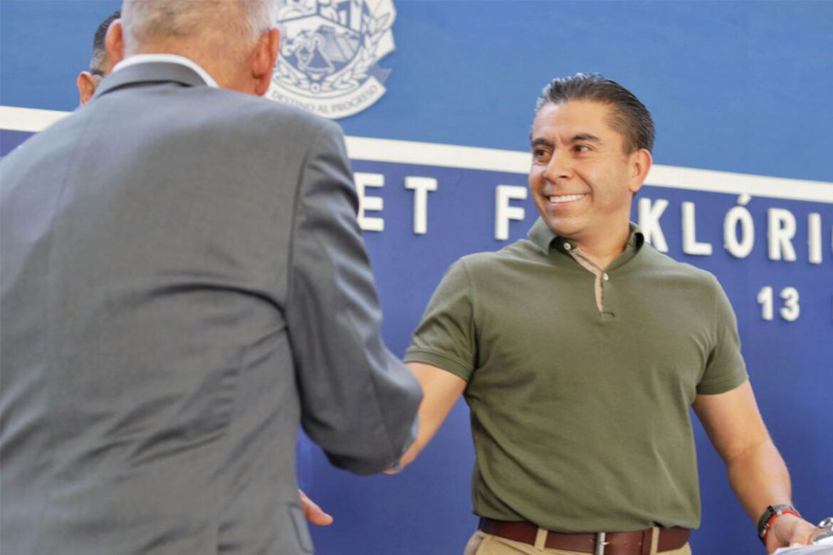 Acudió Roberto Sosa a abanderamiento de Ballet Folklórico