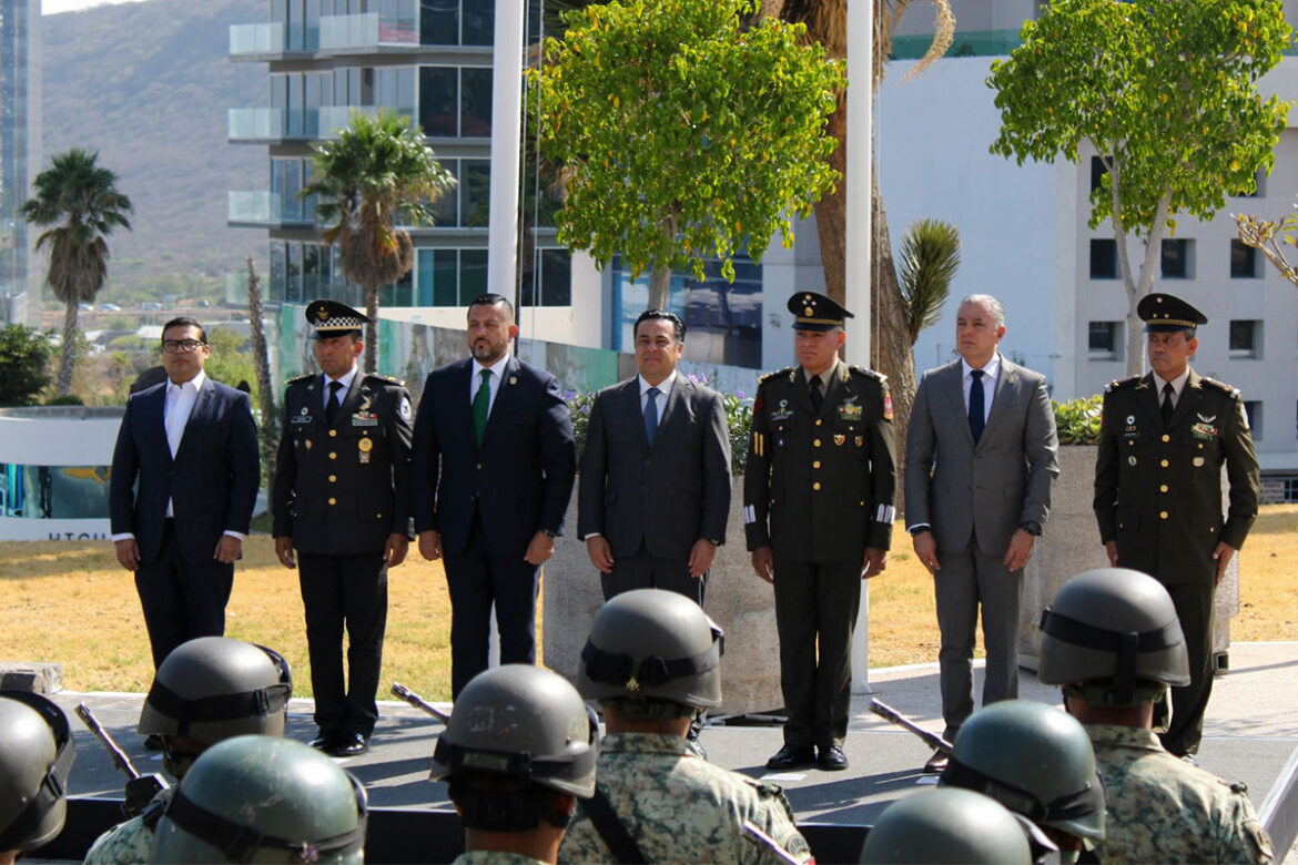 Encabeza Luis Nava ceremonia de izamiento de bandera