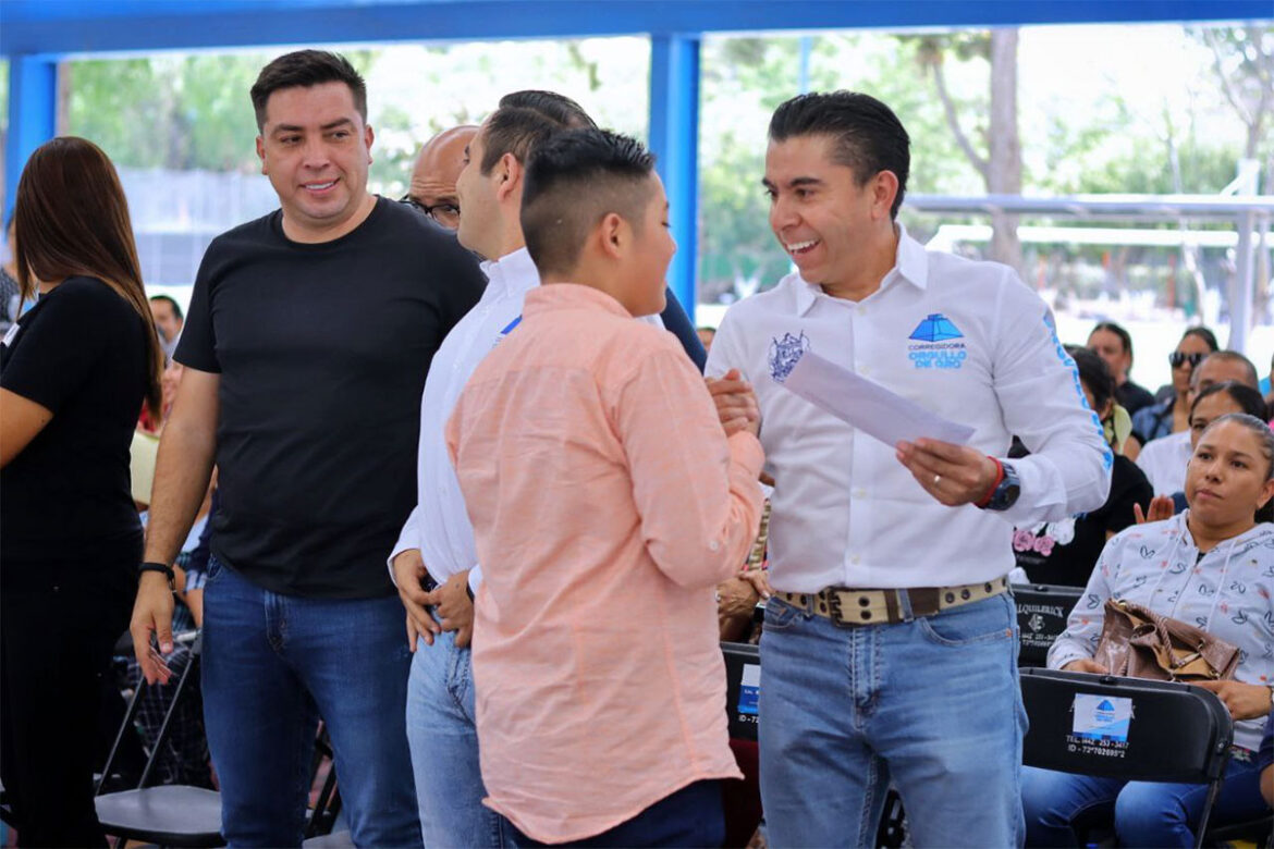 Encabeza Roberto Sosa la primera entrega de becas municipales