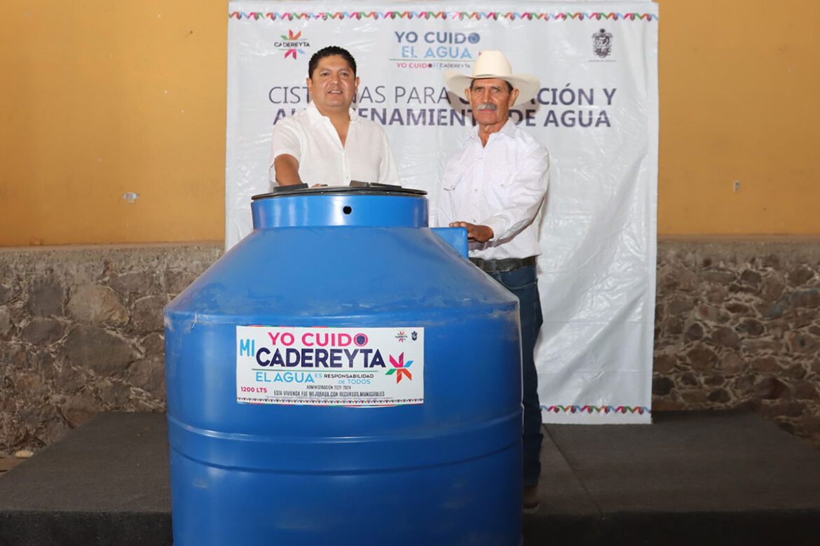 Entrega Miguel Martínez 920 cisternas en Villa Guerrero
