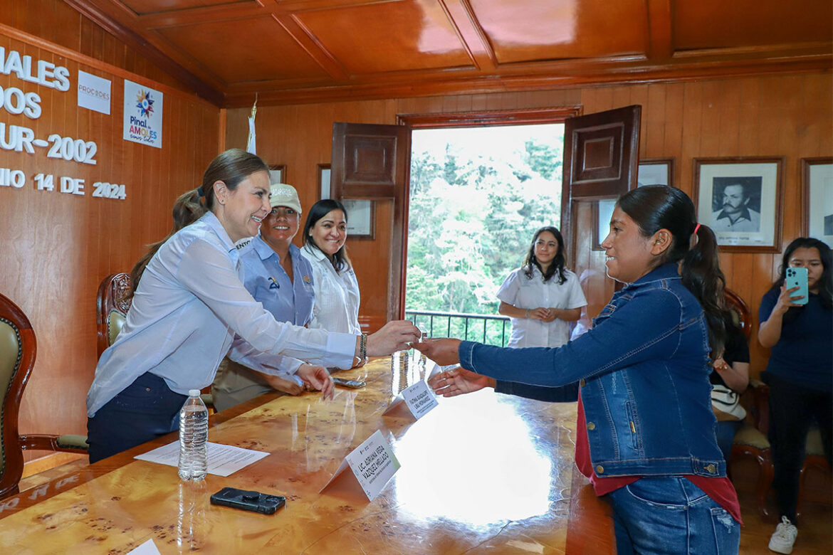 Entregan credenciales a guías de turistas de la Sierra Gorda