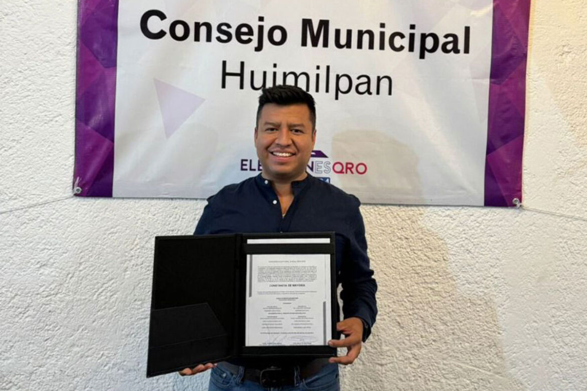 Jairo Morales recibe constancia de mayoría a Huimilpan