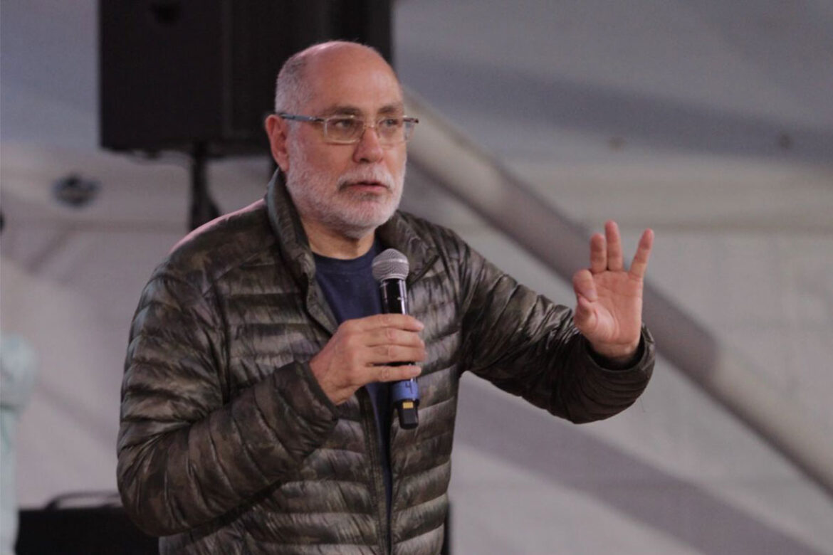 Llama Guillermo Arriaga a creadores a no rendirse