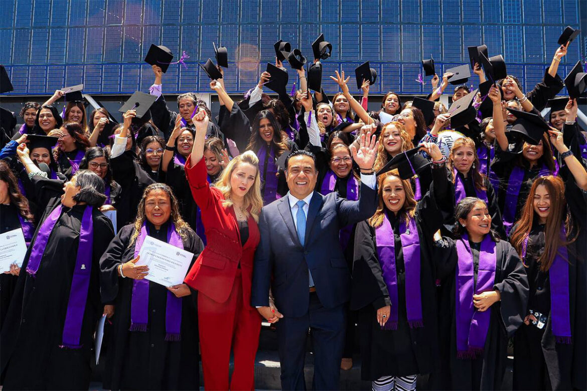 Luis Nava encabeza ceremonia en la Universidad de las Mujeres