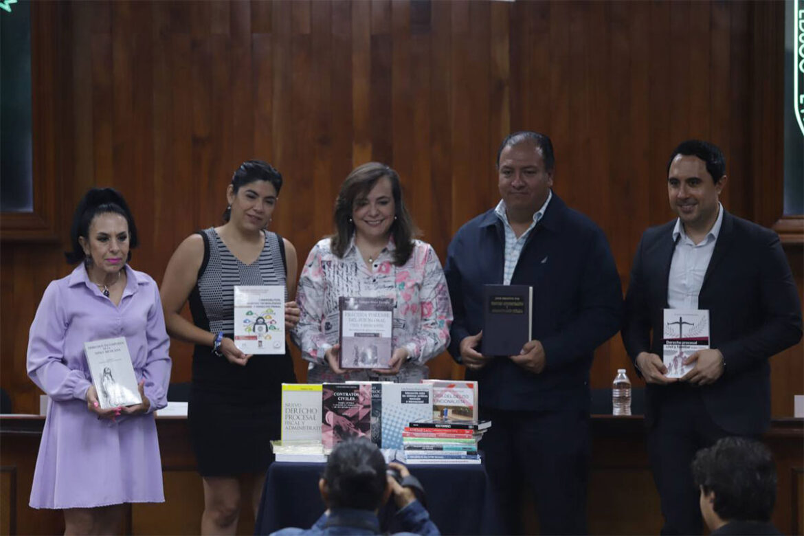 Municipio de Querétaro dona lote de libros a la UAQ