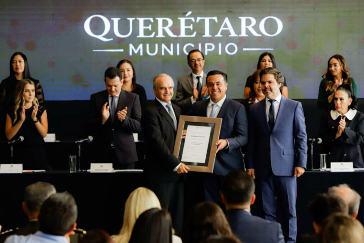 Entrega Luis Nava reconocimientos por aniversario de la capital