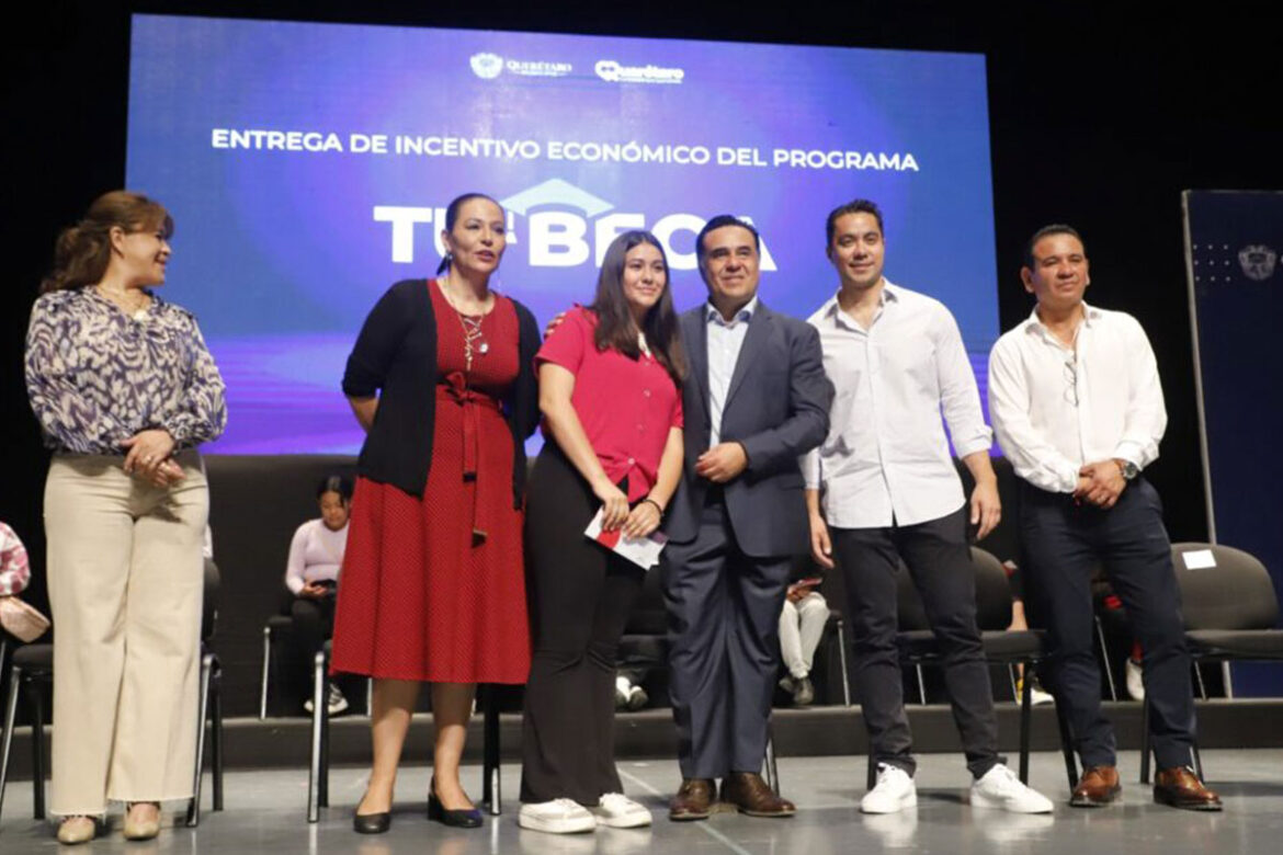 Luis Nava entrega apoyos económicos a estudiantes