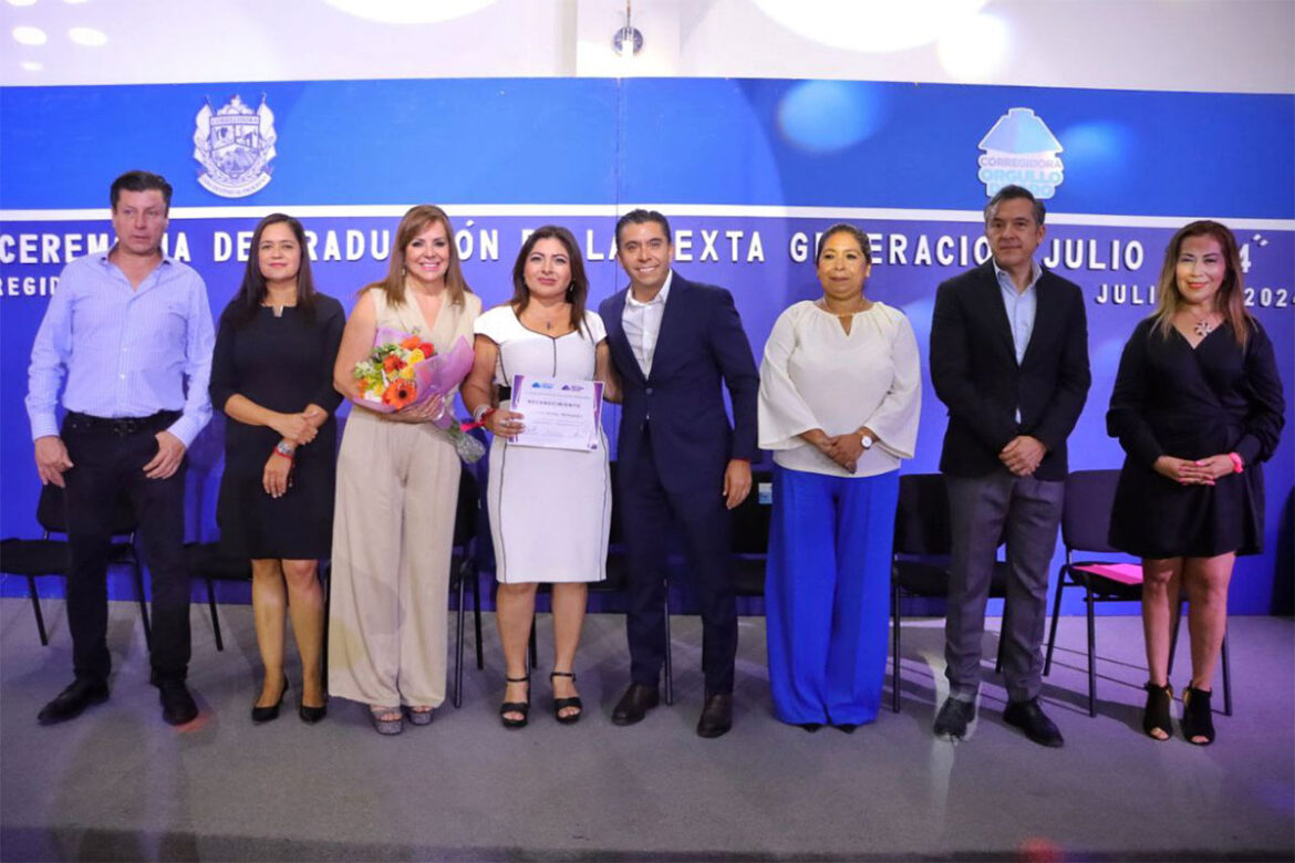Roberto Sosa acude a graduación de talleres en Corregidora
