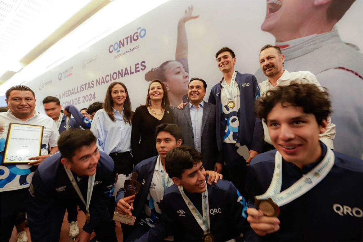 Asiste Luis Nava a entrega de reconocimientos a deportistas
