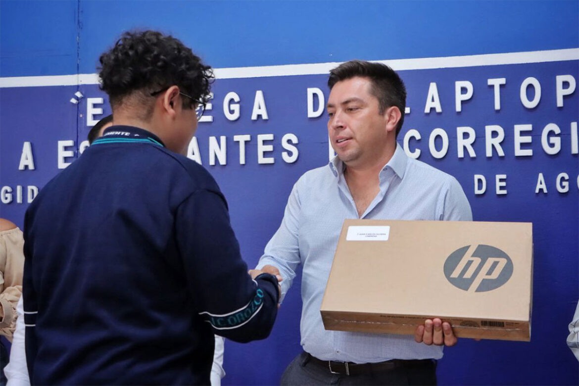 Entregan laptops a estudiantes de Corregidora
