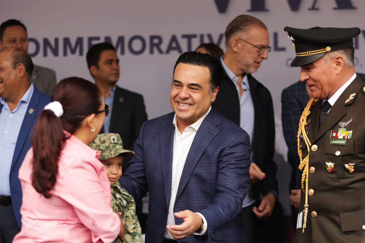 Asiste Luis Nava al desfile por el aniversario de la Independencia