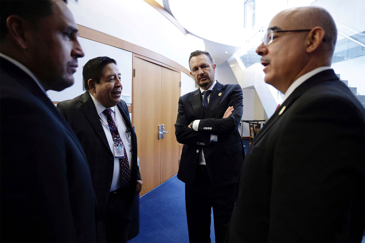 Asiste comitiva a conferencias sobre armas de fuego