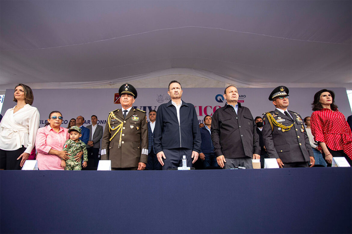 Mauricio Kuri testifica el desfile cívico militar