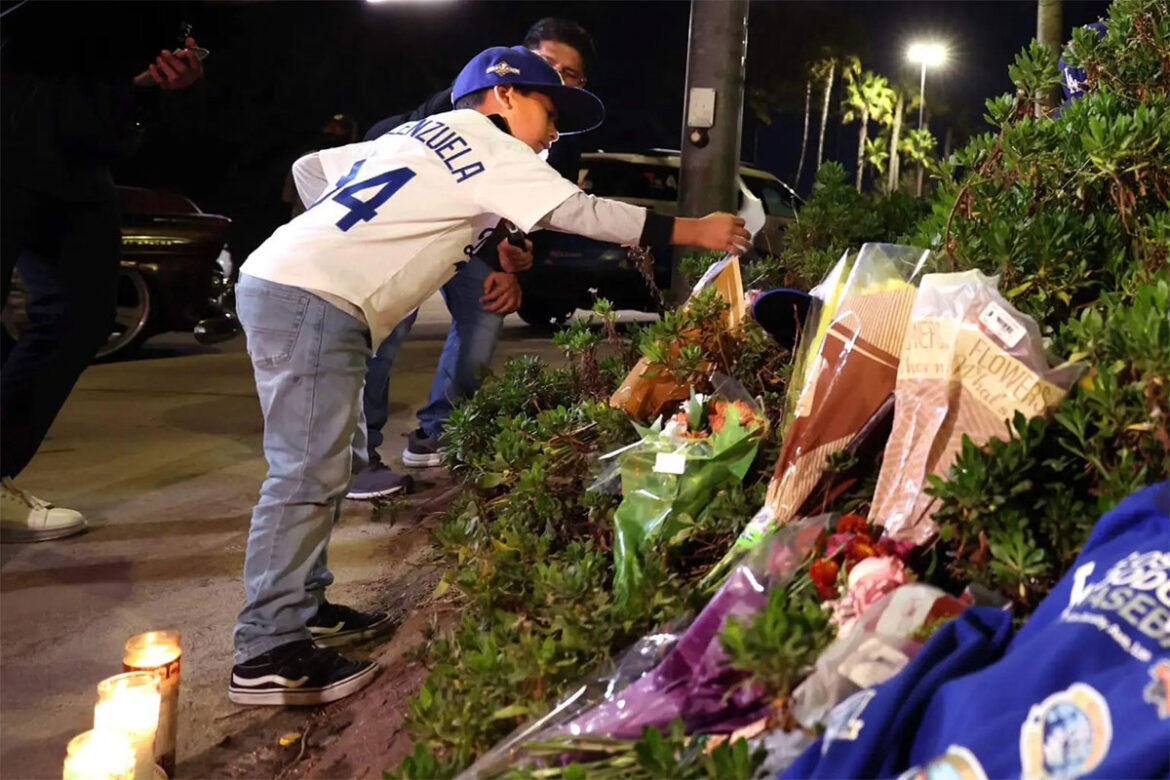 Aficionados homenajean a Fernando Valenzuela en Dodger Stadium