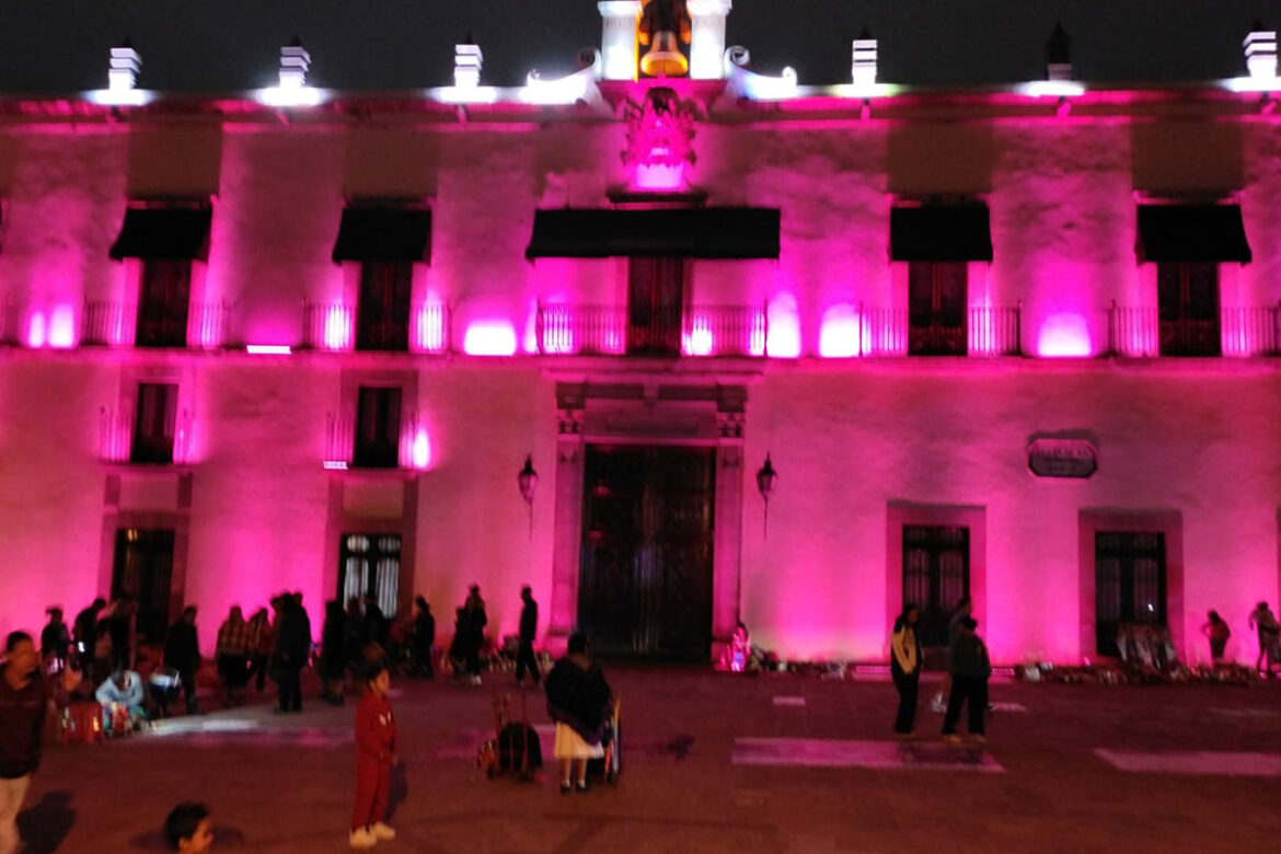 Palacio de la Corregidora se ilumina de rosa