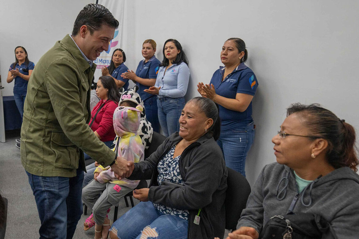 Rodrigo Monsalvo entrega apoyos a población vulnerable