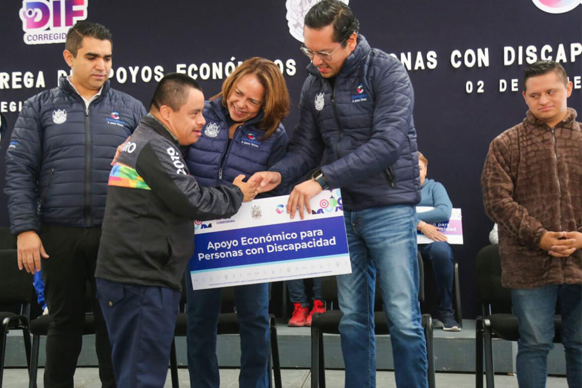 'Chepe' Guerrero entrega apoyos económicos a personas con discapacidad