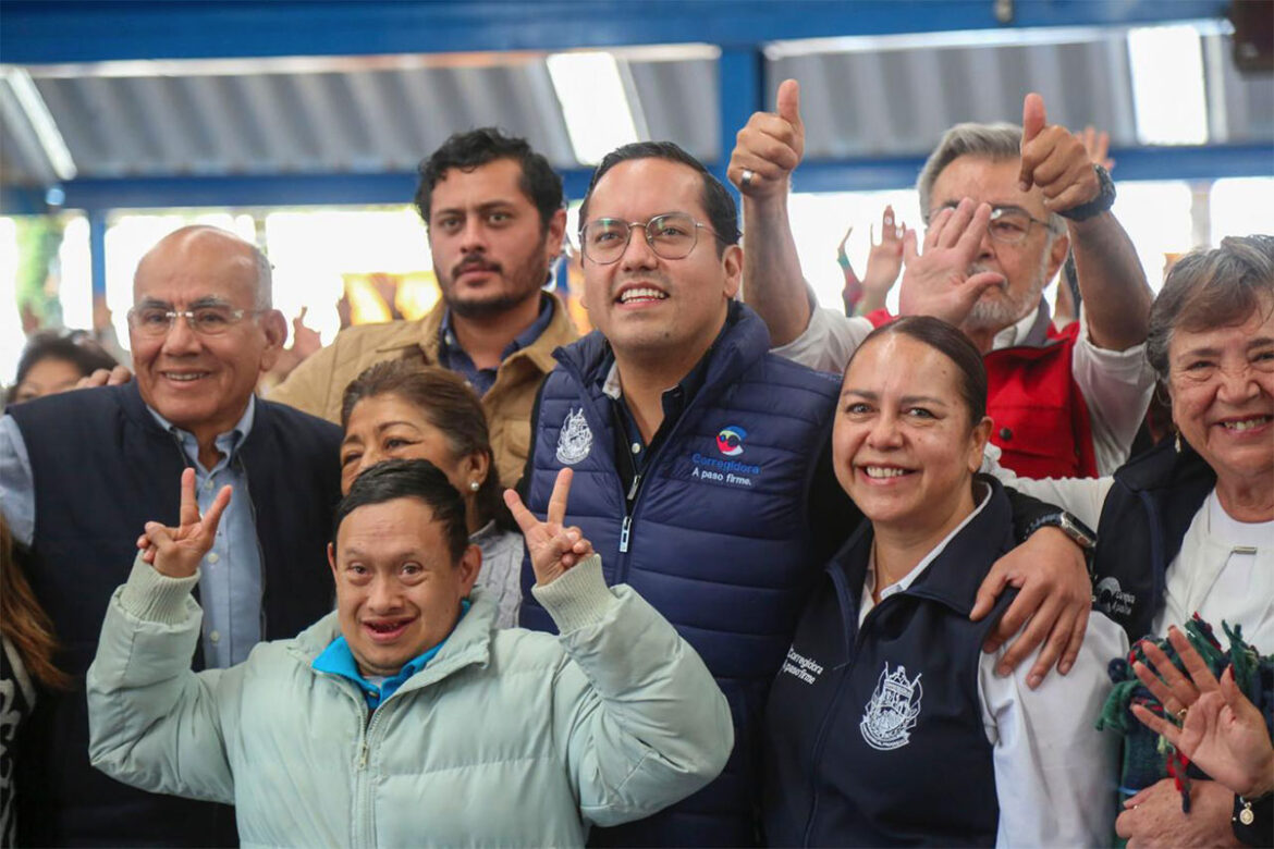 En Corregidora, entregan chalecos y cobijas para adultos mayores