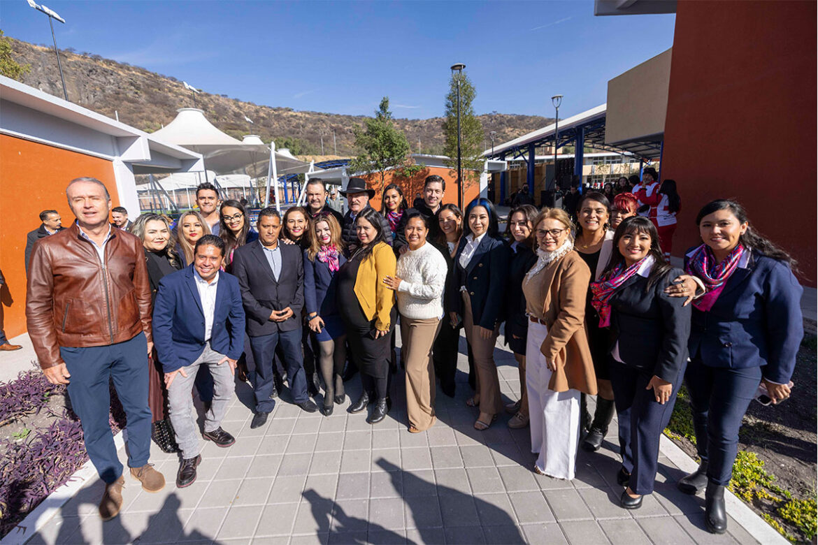 Entrega Mauricio Kuri infraestructura educativa en El Marqués