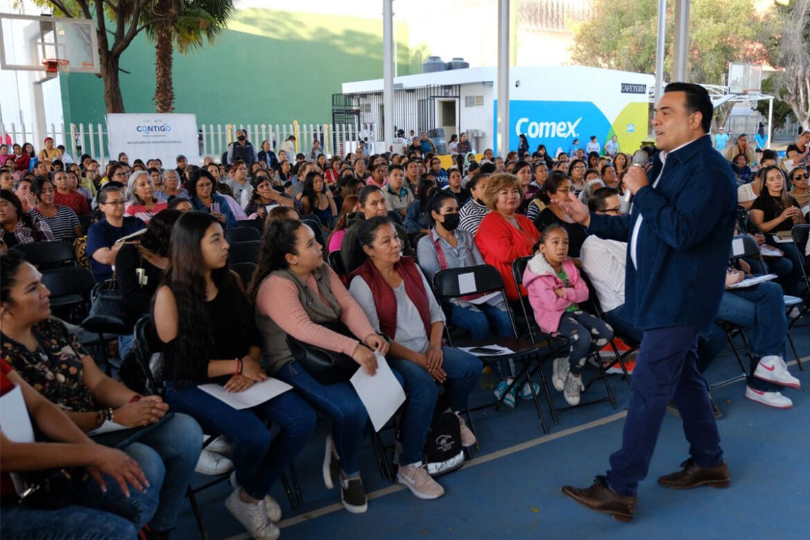 Entregan Tarjetas CONTIGO a jefas de familia en la capital