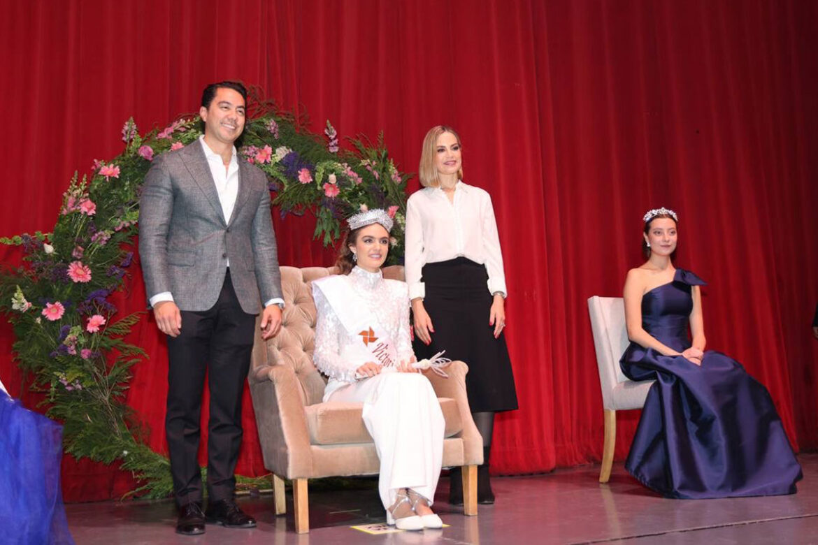 Realizan coronación de la Reina de las Fiestas de Navidad 2024