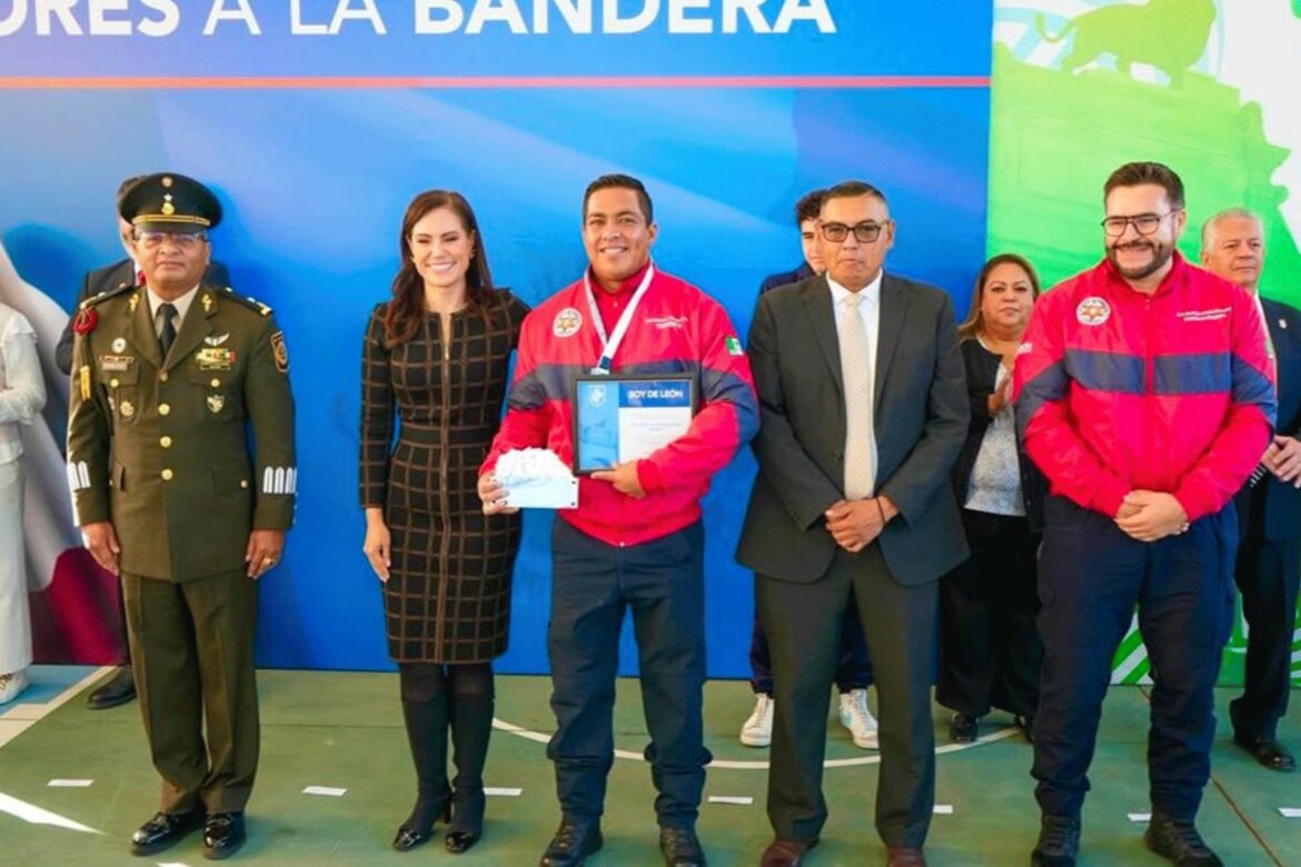 Ale Gutiérrez reconoce a bomberos de León
