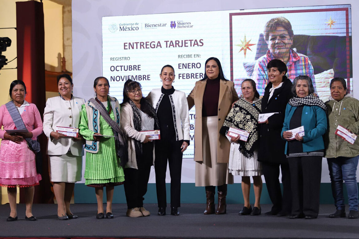 Sheinbaum entrega primeras tarjetas Pensión Mujeres Bienestar