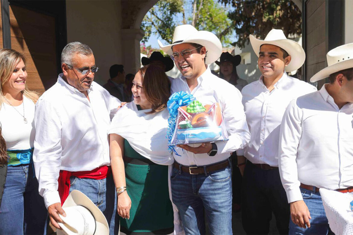 'Chepe' asistió a la entrega del Tradicional Caldo de Buey