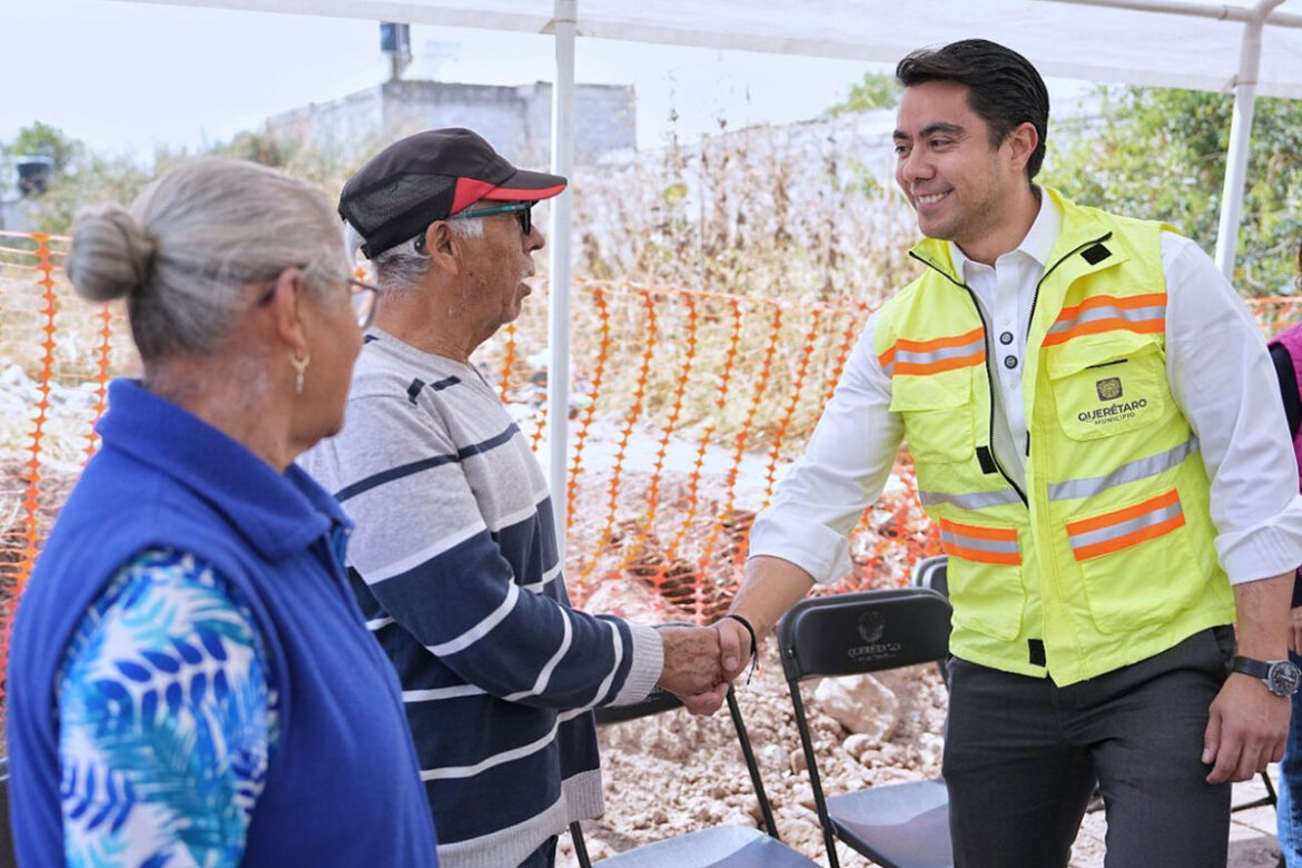 'Felifer' Macías supervisa obra en la colonia Peñuelas