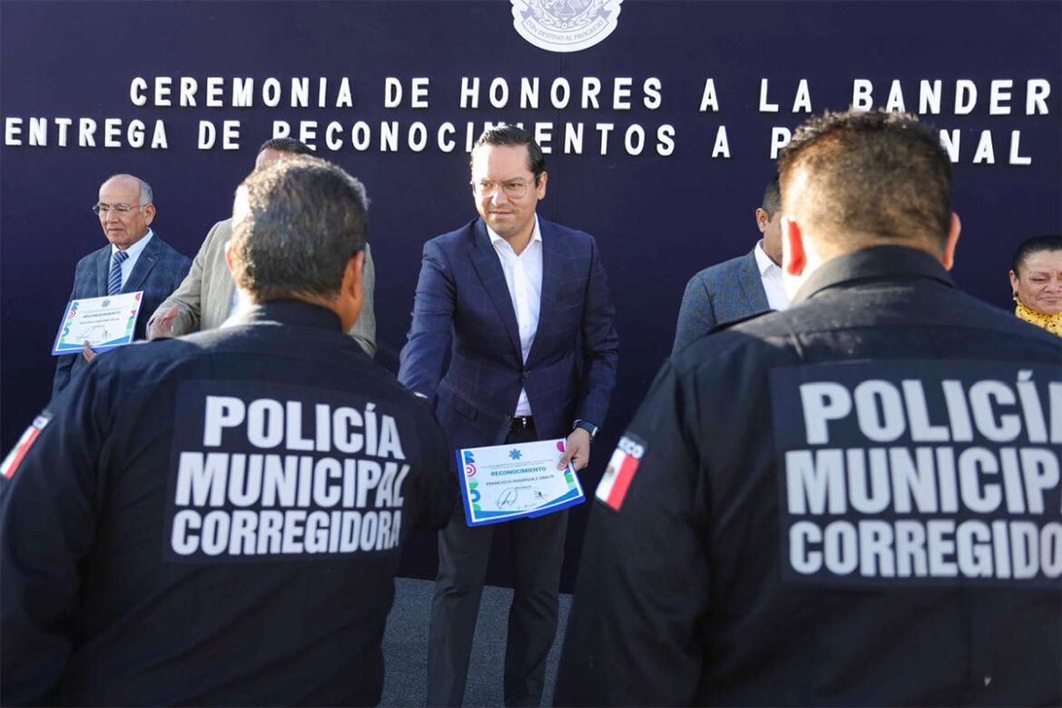 'Chepe' Guerrero reconoce a policías de Corregidora
