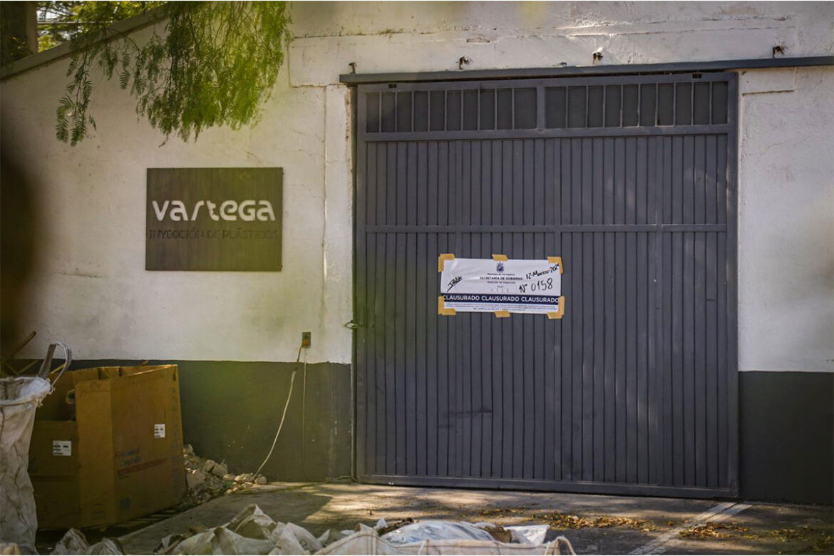 En Corregidora, clausuran empresa por contaminación ambiental