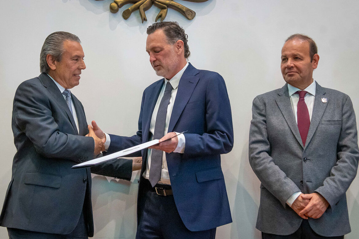 Kuri entrega nombramientos a Tasadores Públicos