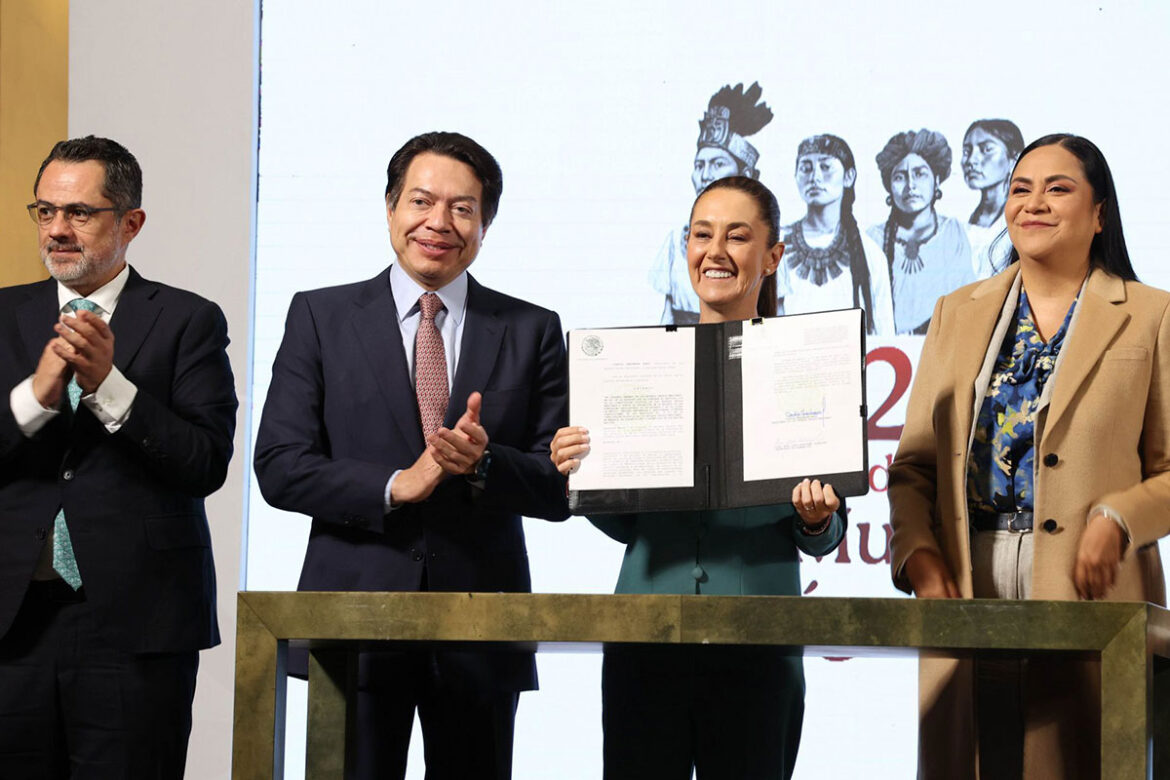 Sheinbaum firma el decreto que prohíbe la siembra de maíz transgénico