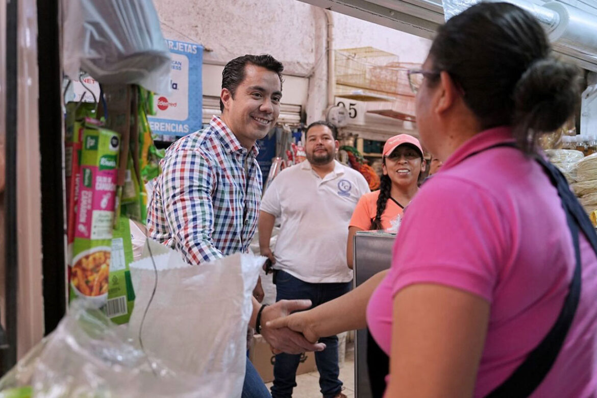 'Felifer' Macías refrenda su compromiso con locatarios