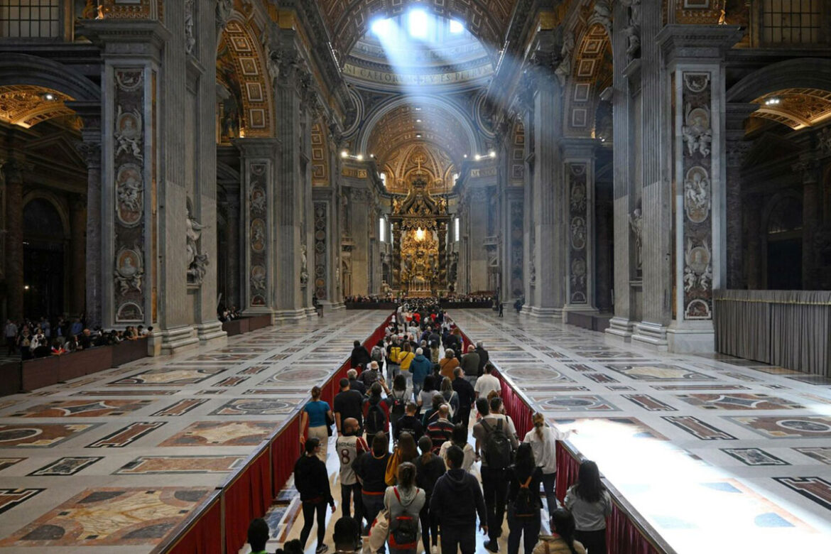 Más de 90 mil personas se despiden del papa Francisco