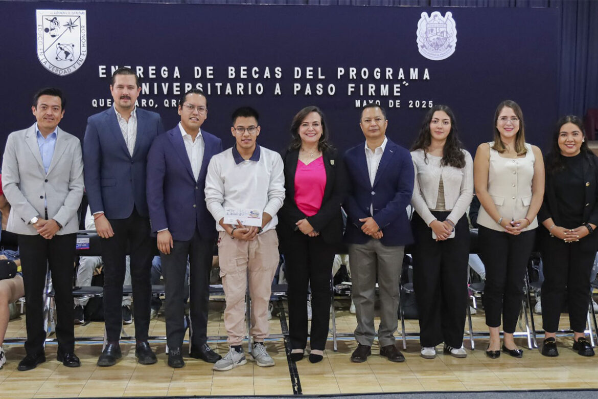 'Chepe' Guerrero y rectora de la UAQ entregan becas 'Universitario A Paso Firme'